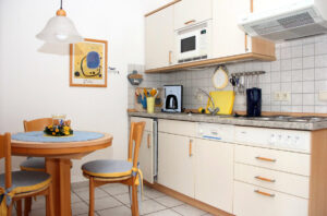 Küche mit Esstisch im Appartement 3