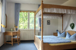 Schlafzimmer mit Himmelbett