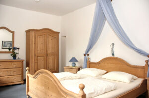 Schlafzimmer mit Doppelbett