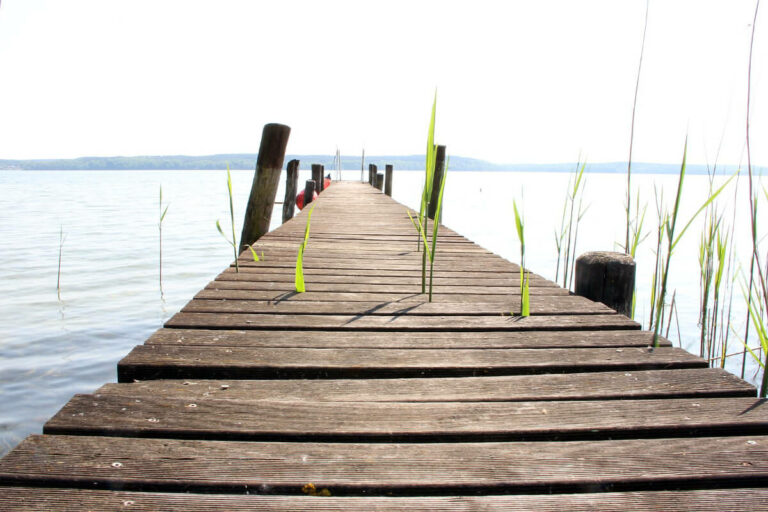 Hauseigener Boots- und Badesteg